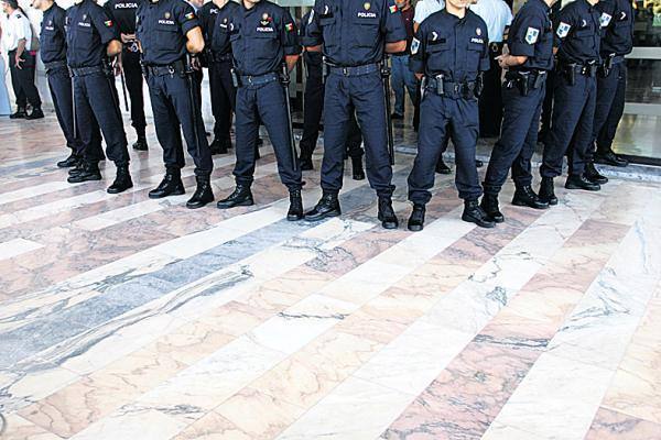 http://www.publico.pt/portugal/jornal/psp-voltou-a-nao-pagar-subsidio-de-fardamento-20417111