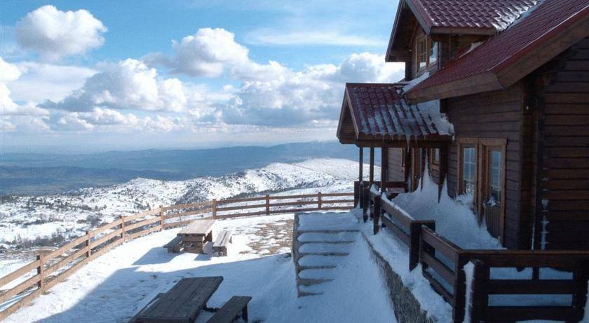 http://www.booking.com/hotel/pt/chales-de-montanha-serra-da-estrela.pt-pt.html